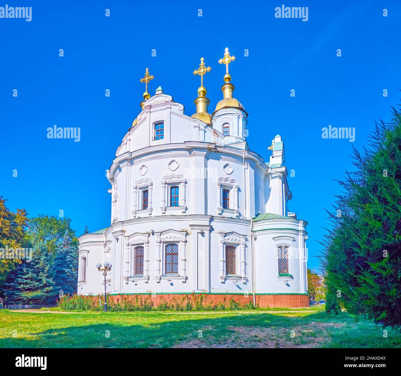 Die Apsis der Kathedrale der Heiligen Dormition mit goldenen Kuppeln und Kreuzen, Poltava, Ukraine Stockfoto