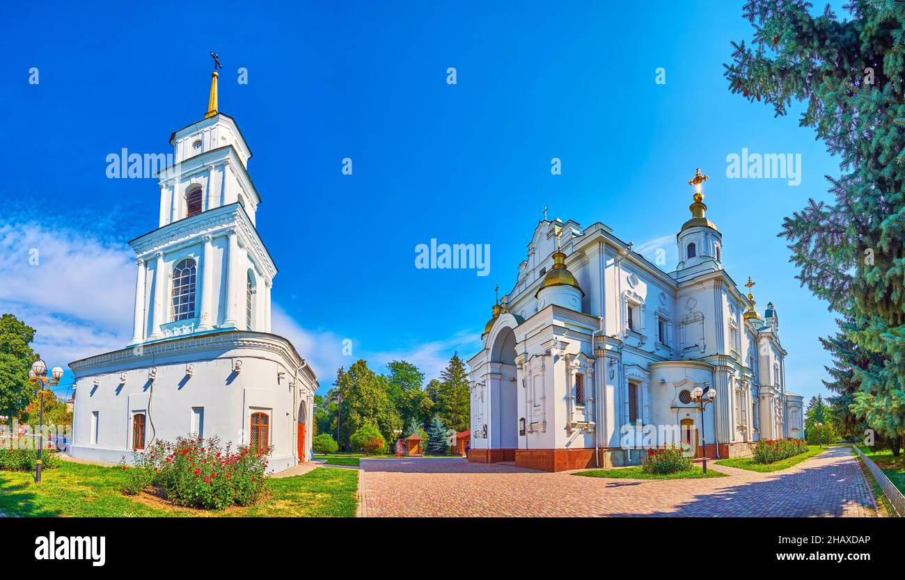 Das prächtige Ensemble des wichtigsten Religionskomplexes von Poltava mit herausragender Kathedrale der Heiligen Dormition und dem hohen Glockenturm befindet sich auf dem Ivan-Hügel in der Ukraine Stockfoto