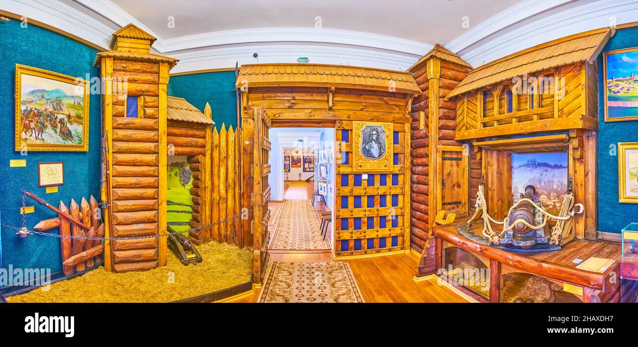 POLTAVA, UKRAINE - 22. AUGUST 2021: Panorama-Innenraum des Museums von Poltava Schlacht Geschichte mit Elementen der Holzfestung, historische Karten, Gemälde, Fledermaus Stockfoto