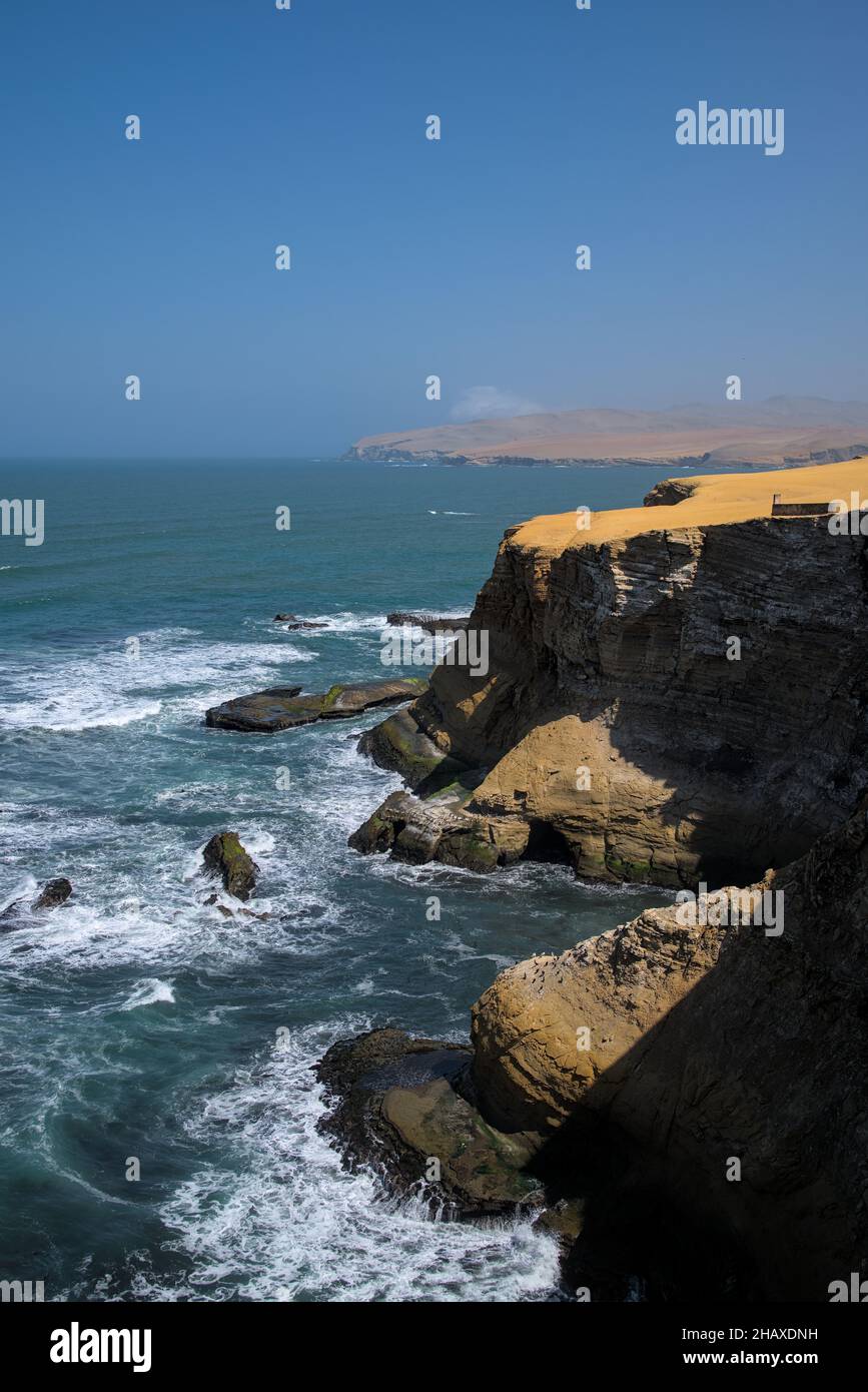 Wellen schlagen auf Küstenklippen im paracas Naturschutzgebiet in peru nationale und kulturhistorische Bedeutung für die inka Menschen Reisende. Stockfoto