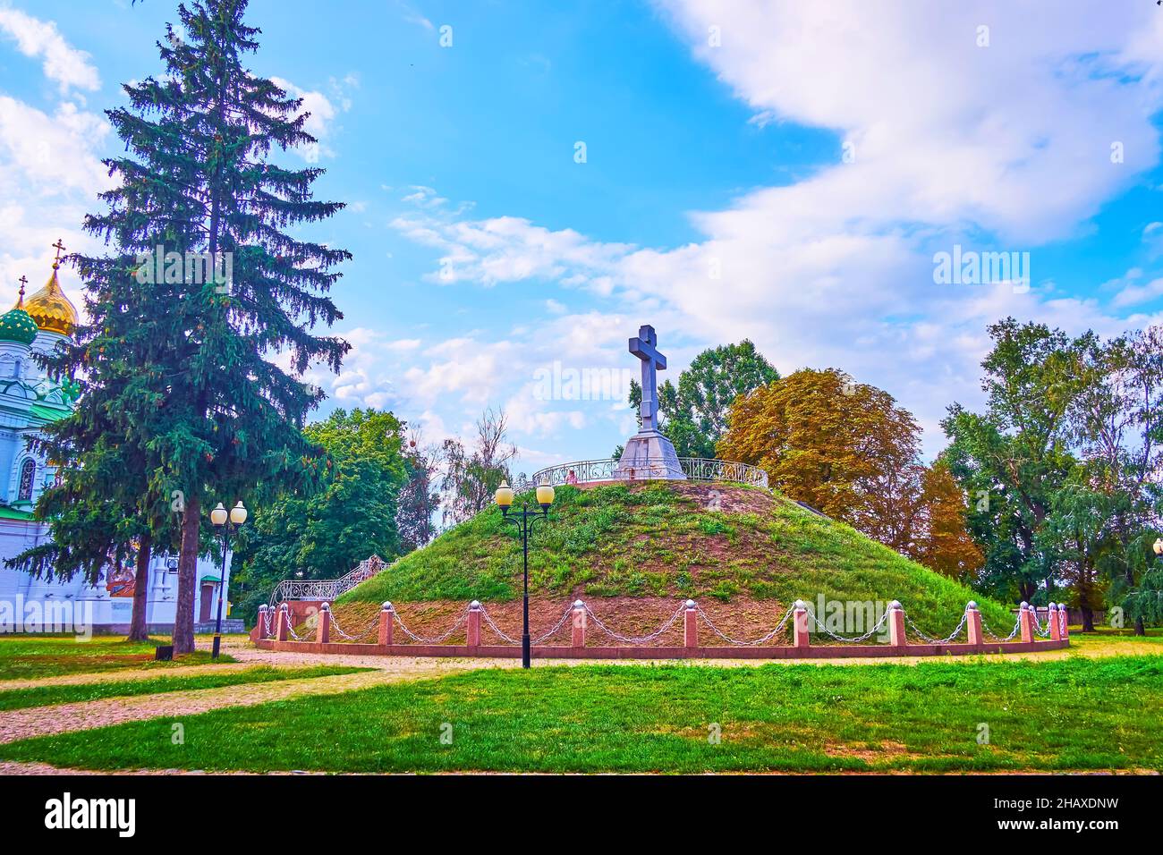 Der kleine Hügel des gemeinsamen Grabes der russischen Krieger, gefallen in der Schlacht von Poltava, befindet sich auf dem Feld neben Poltava, Ukraine Stockfoto