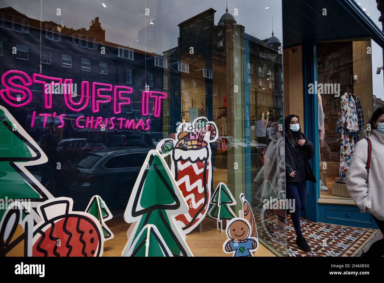 Edinburgh Schottland, Vereinigtes Königreich Dezember 15 2021. Schaufenster auf der George Street vor Weihnachten. Credit sst/alamy live News Stockfoto