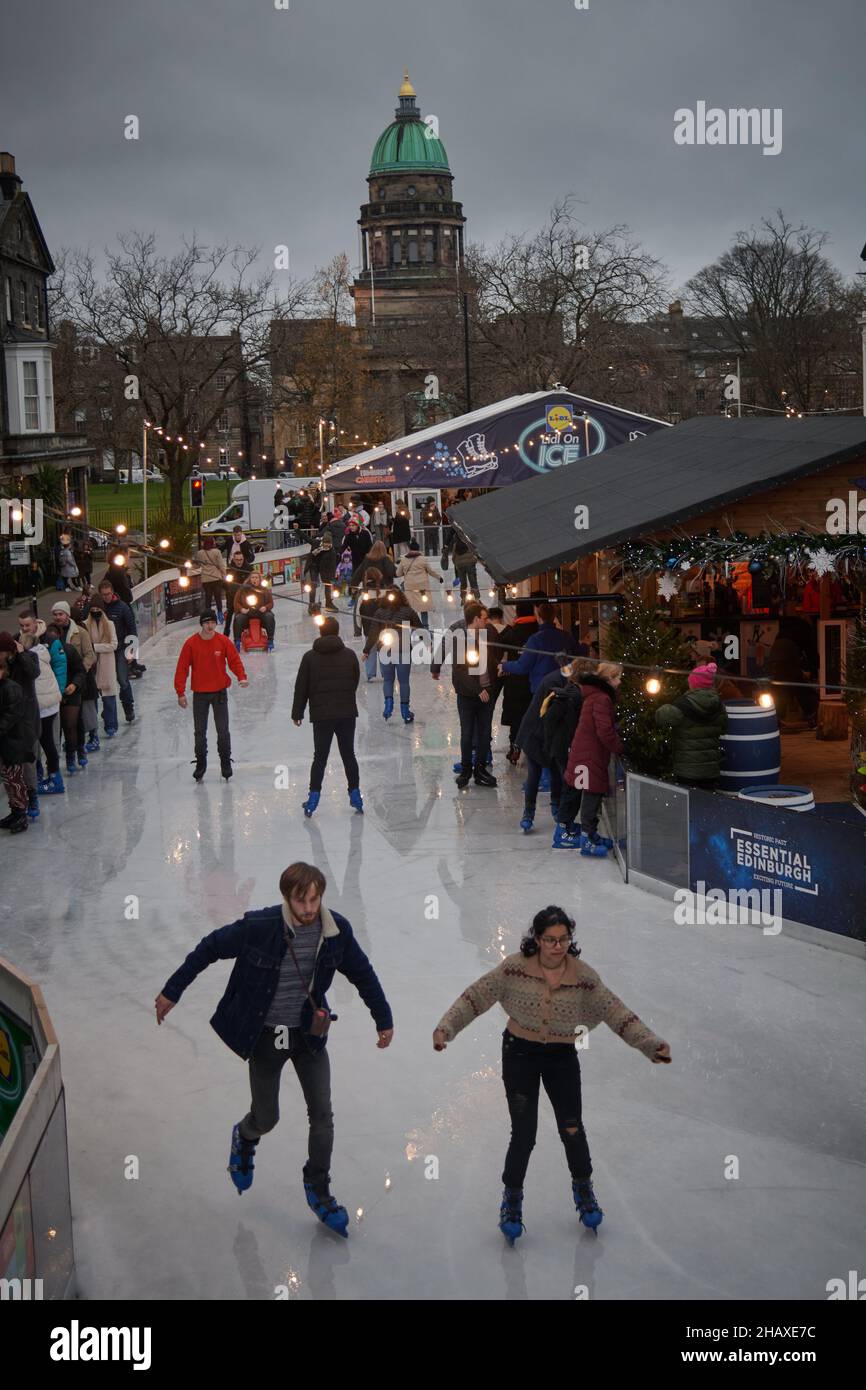 Edinburgh Schottland, Vereinigtes Königreich Dezember 15 2021. Skaters on Ice auf der George Street vor Weihnachten. Credit sst/alamy live News Stockfoto