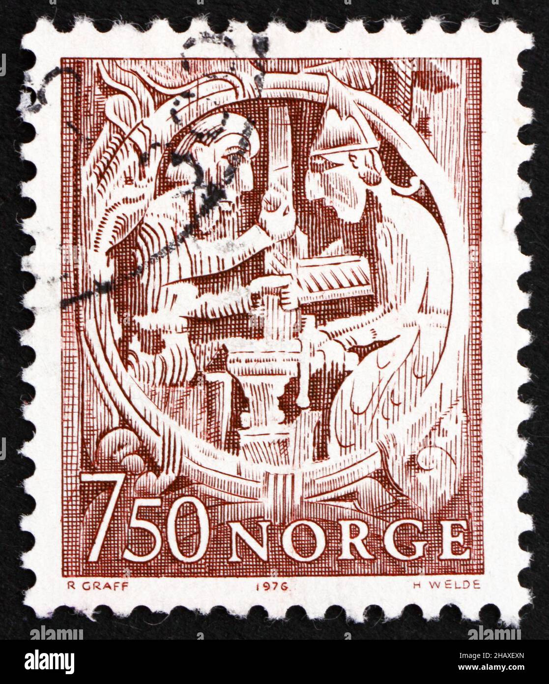 NORWEGEN - UM 1976: Eine in Norwegen gedruckte Briefmarke zeigt Sigurd und Regin, norwegische Volkskunde, Sigurd der Schwertkiller, um 1976 Stockfoto