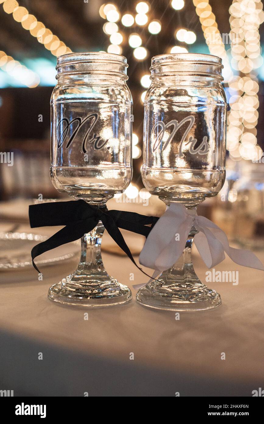 Herr und Frau Einmachglas Hochzeit Toast Gläser mit schwarzen und weißen Schleifen Stockfoto