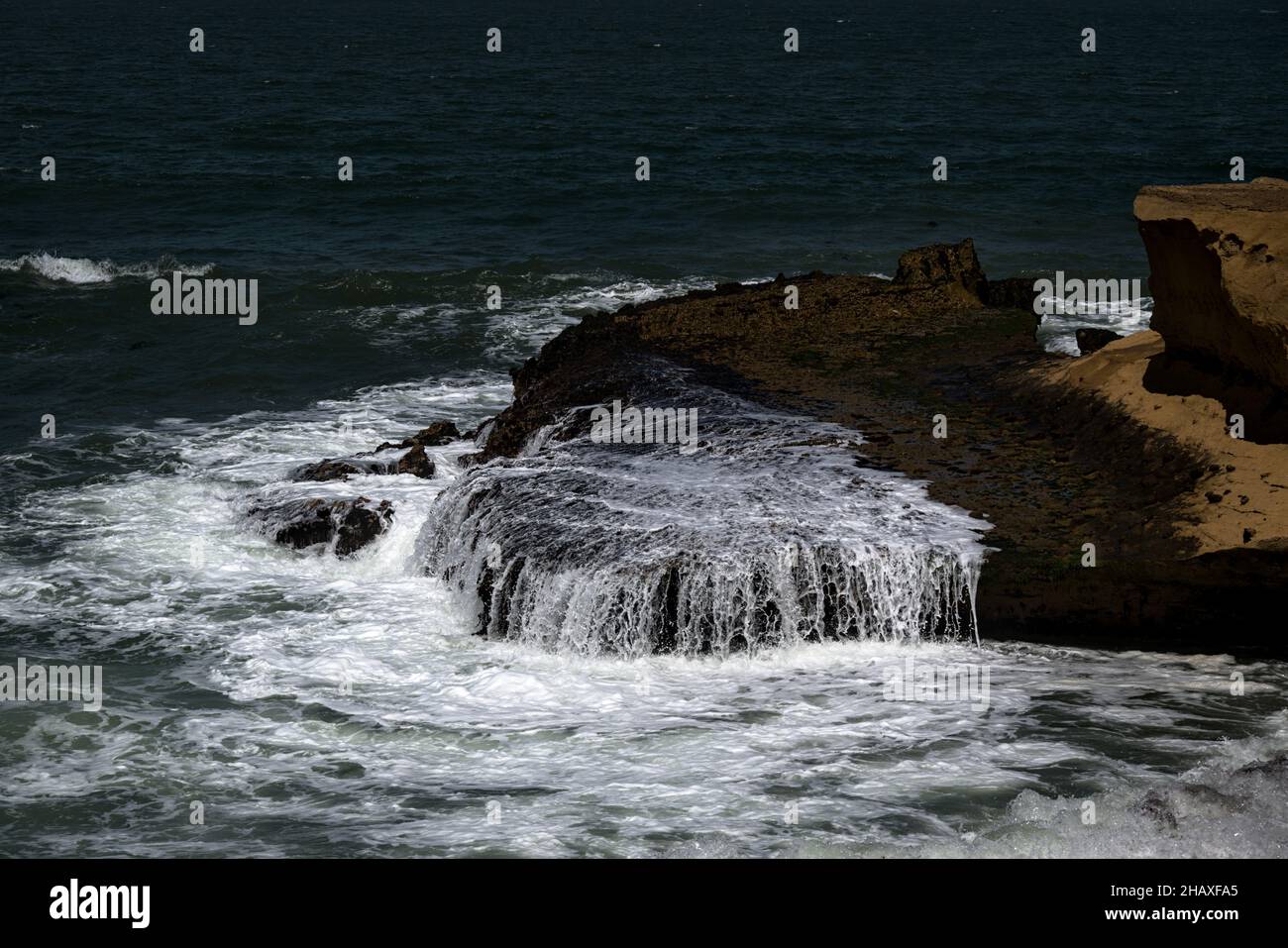 Wellen schlagen auf Küstenklippen im paracas Naturschutzgebiet in peru nationale und kulturhistorische Bedeutung für die inka Menschen Reisende. Stockfoto