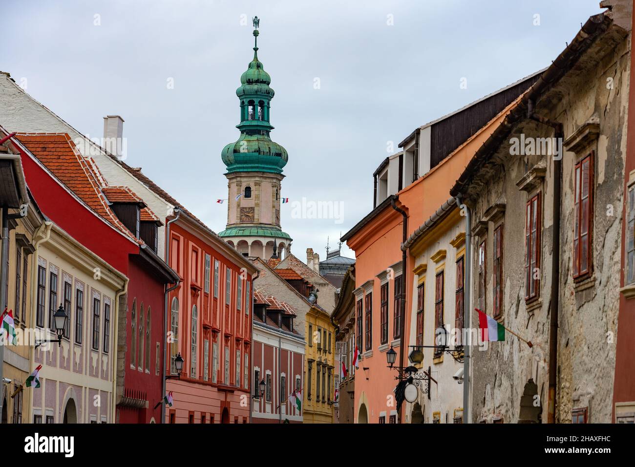 Architektur von Sopron Ungarn mit bunten Gebäuden und dem Feuerwachturm Stockfoto