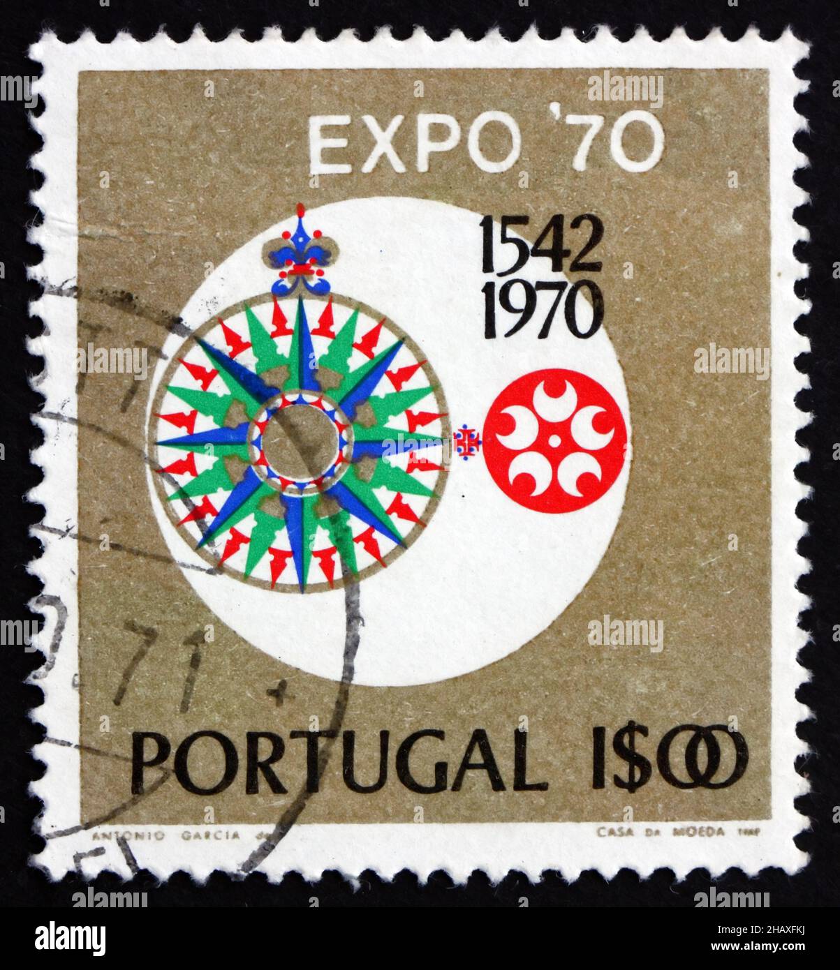 PORTUGAL - UM 1970: Eine in Portugal gedruckte Briefmarke zeigt Compass Rose und EXPO Emblem, EXPO 70’ International Exhibition, Osaka, Japan, um 1970 Stockfoto
