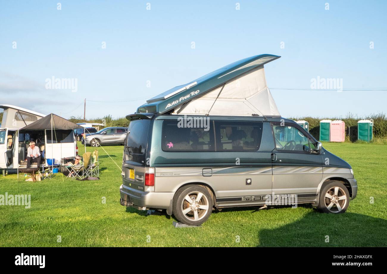 Mazda,Mazda Bongo,Friendee,Wohnmobil,van,van life,vanlife,mit,offen,Pop top,Dach,auf,Aufenthalt,Wales,Welsh,UK,Vereinigtes Königreich,Großbritannien,Großbritannien,Großbritannien,Britisch,Vereinigtes Königreich,Vereinigtes Königreich,Europa,europäisch Stockfoto