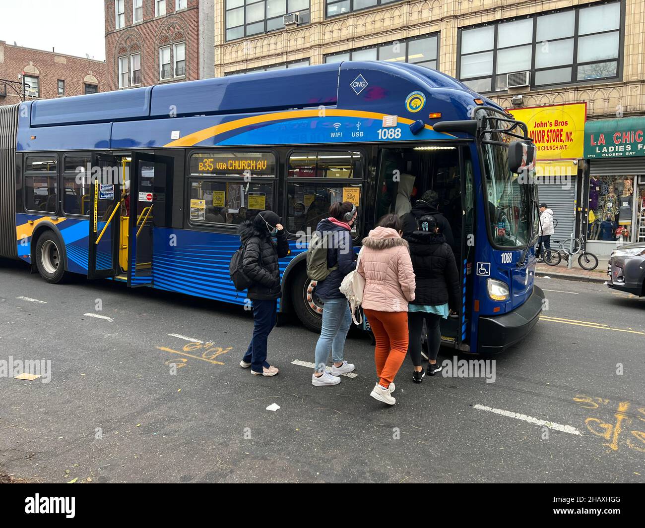 Die Schüler sind auf öffentliche Verkehrsmittel angewiesen, hauptsächlich Bus- und U-Bahnlinien, um zum und vom Schultag in New York City zu gelangen. Bus entlang der Church Avenue in Brooklyn. Stockfoto