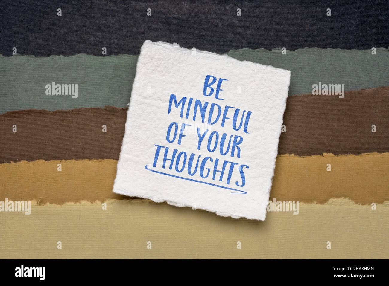 Achten Sie auf Ihre Gedanken inspirierende Erinnerung - Handschrift auf einem handgeschöpften Papier, Achtsamkeit, positives Denken und persönliches Entwicklungskonzept Stockfoto
