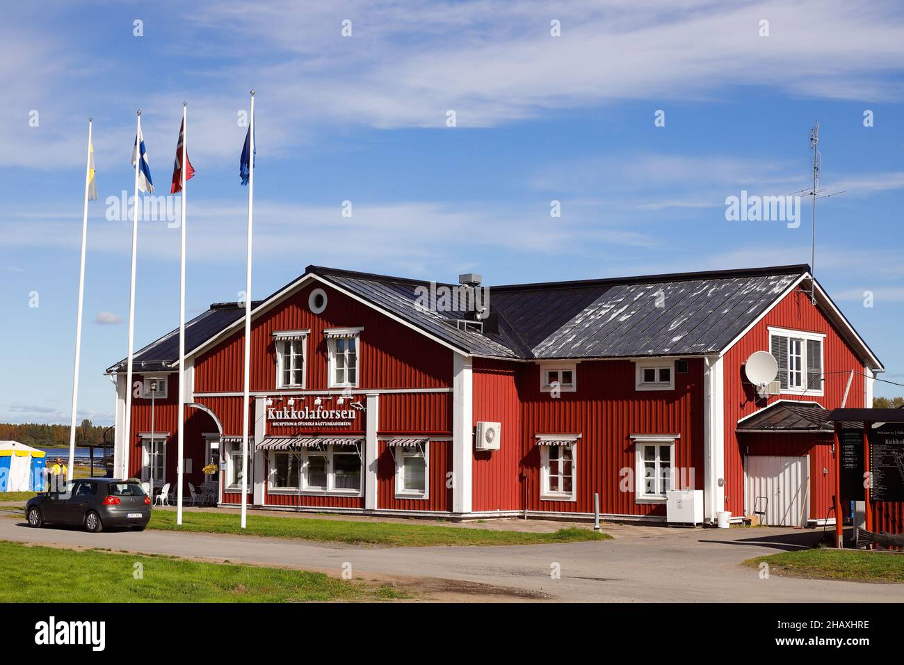 Kukkola, Schweden - 24. August 2020: Das Hauptgebäude des Touristen- und Konferenzzentrums der Kukkola Stromschnellen mit der Sauna-Akademie. Stockfoto