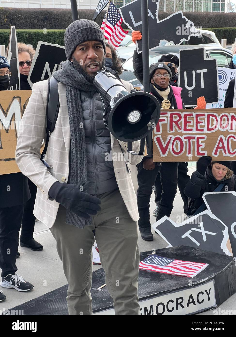 Stimmrechte für alle Befürworter veranstalten eine Kundgebung an dem Tag, an dem Präsident Biden einen Demokratiegipfel bei den Vereinten Nationen abhält, der ihm auffordert, die wahre Demokratie in Amerika zu wahren, indem er einzelnen Staaten nicht erlaubt, demokratische Wahlen in Amerika zu manipulieren und ein Bundesgesetz zu verabschieden, das den demokratischen Prozess garantiert. Die New Yorker Staatsanwaltschaft Jumaane Williams spricht bei der Kundgebung. Stockfoto