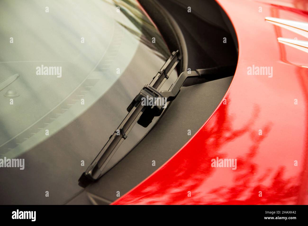 Nahaufnahme des Scheibenwischers. Teil eines roten Autos. Stockfoto