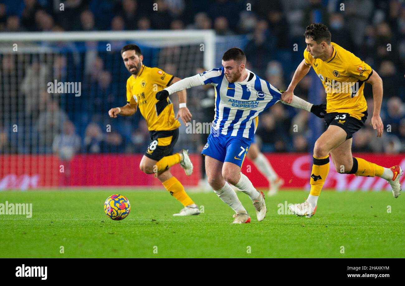 Brighton und Hove, Großbritannien. 15th Dez 2021. Aaron Connolly von Brighton & Hove Albion und Max Kilman von Wolverhampton Wanderers während des Premier League-Spiels zwischen Brighton und Hove Albion und Wolverhampton Wanderers am 15. Dezember 2021 im American Express Community Stadium, Brighton und Hove, England. Foto von Alan Stanford/Prime Media Images Credit: Prime Media Images/Alamy Live News Stockfoto