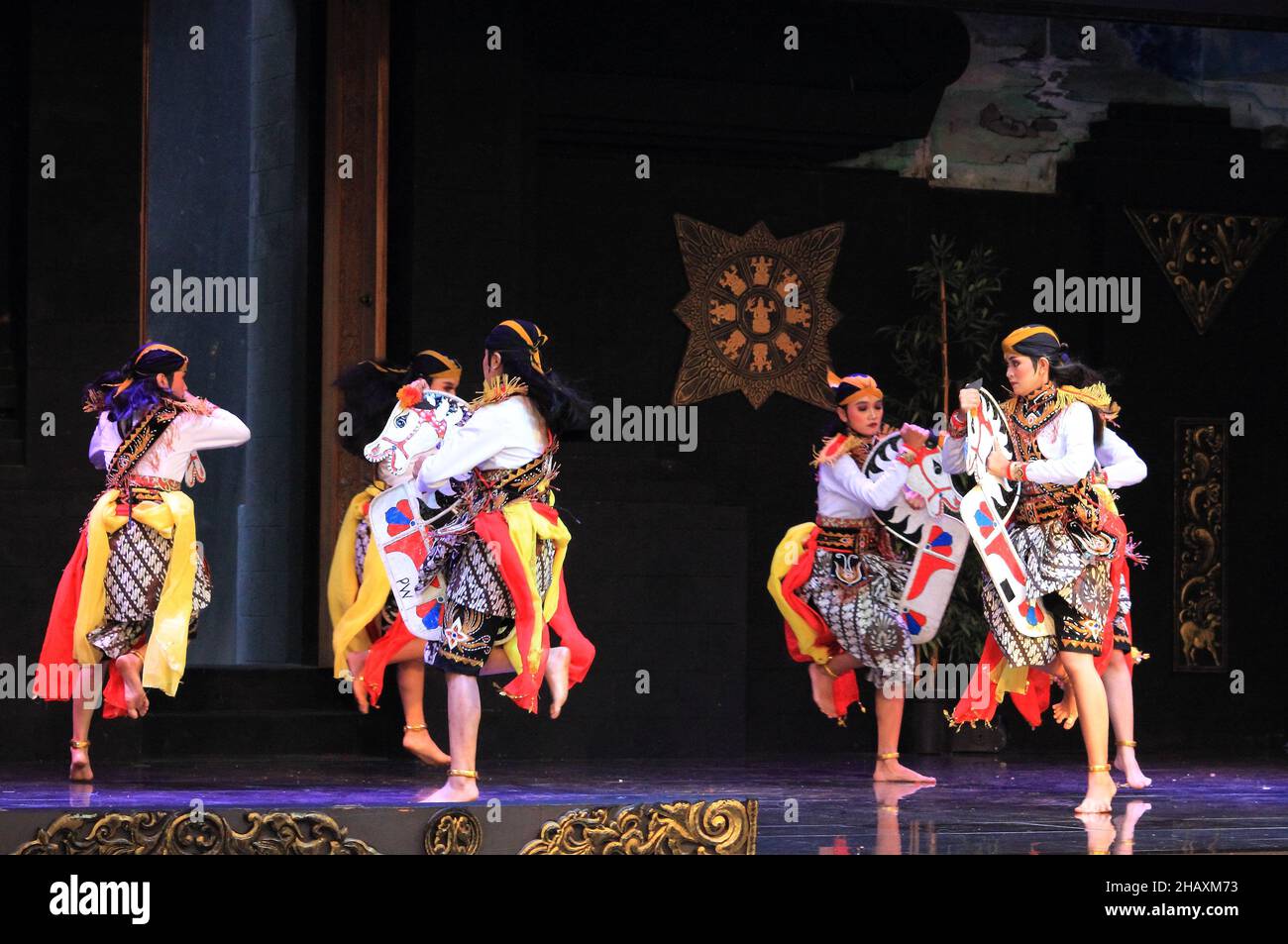 Photo Editorial, Taman Mini Indonesia Indah, East Java Pavilion oder Anjungan, 28. November 2021, Ponorogo Dance and Theatre Suryo Sumirat Bumi Ponorogo, Stockfoto