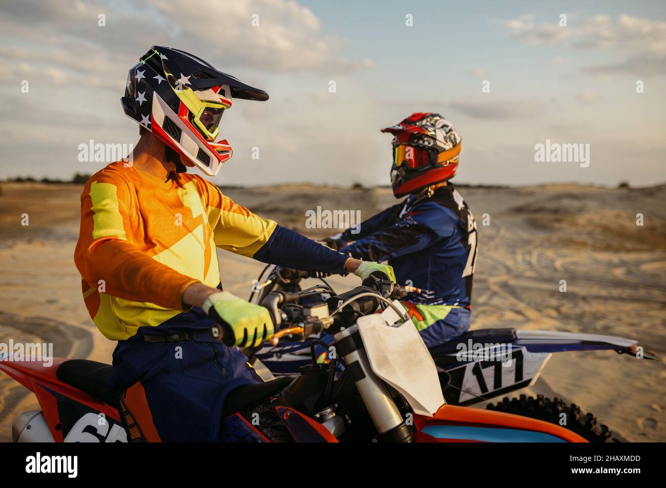 Zwei Motocross MX Fahrer sprechen vor dem Rennen Stockfoto