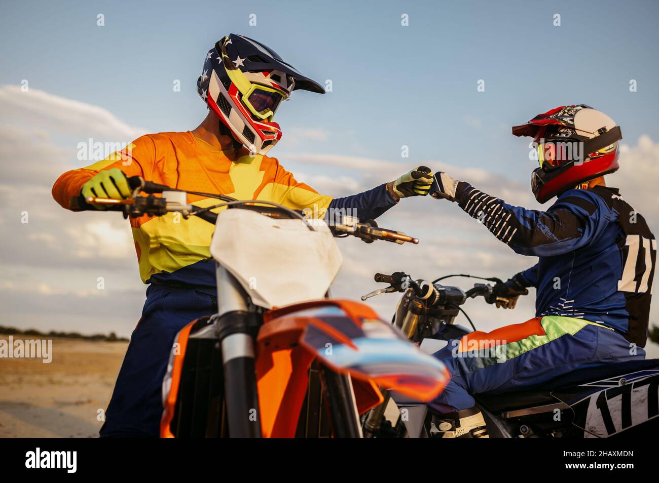 Motocross-Fahrer schlagen Fäuste für viel Glück Stockfoto