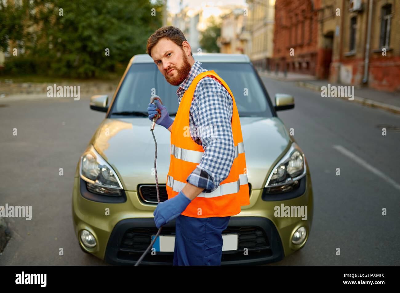 Straßenarbeiter, der das Auto für die Evakuierung vorbereitet Stockfoto