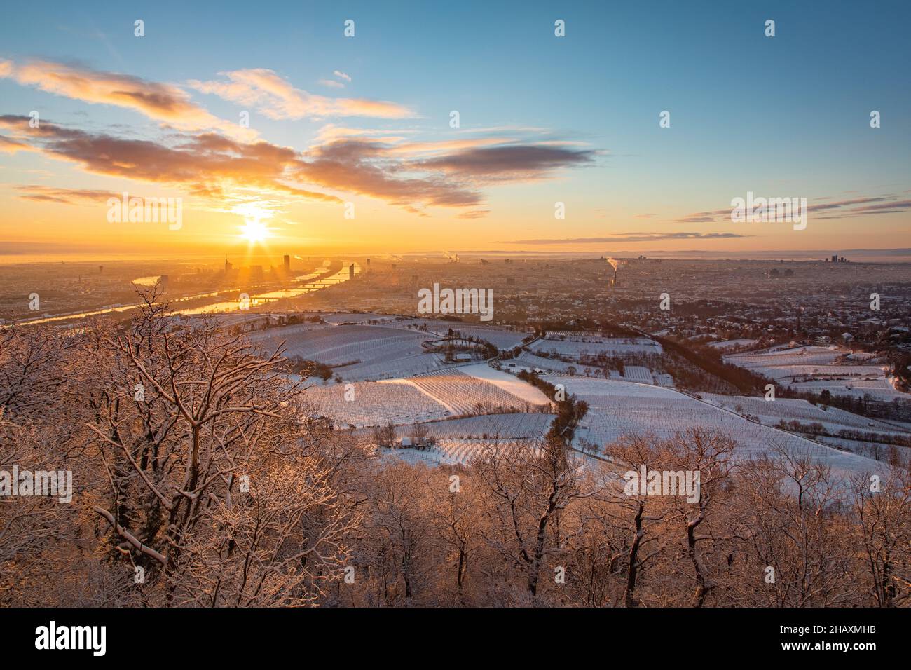 Wien in Österreich im Winter. Sonnenaufgang am Morgen Blick auf die schneebedeckte Stadt. Stockfoto