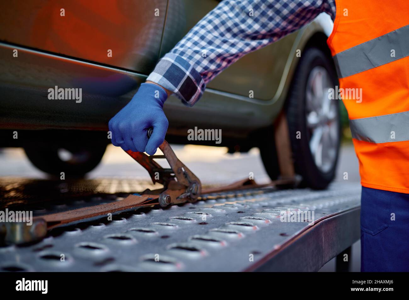 Nahaufnahme Abschleppwagen Fahrer Hand Befestigung Auto Stockfoto