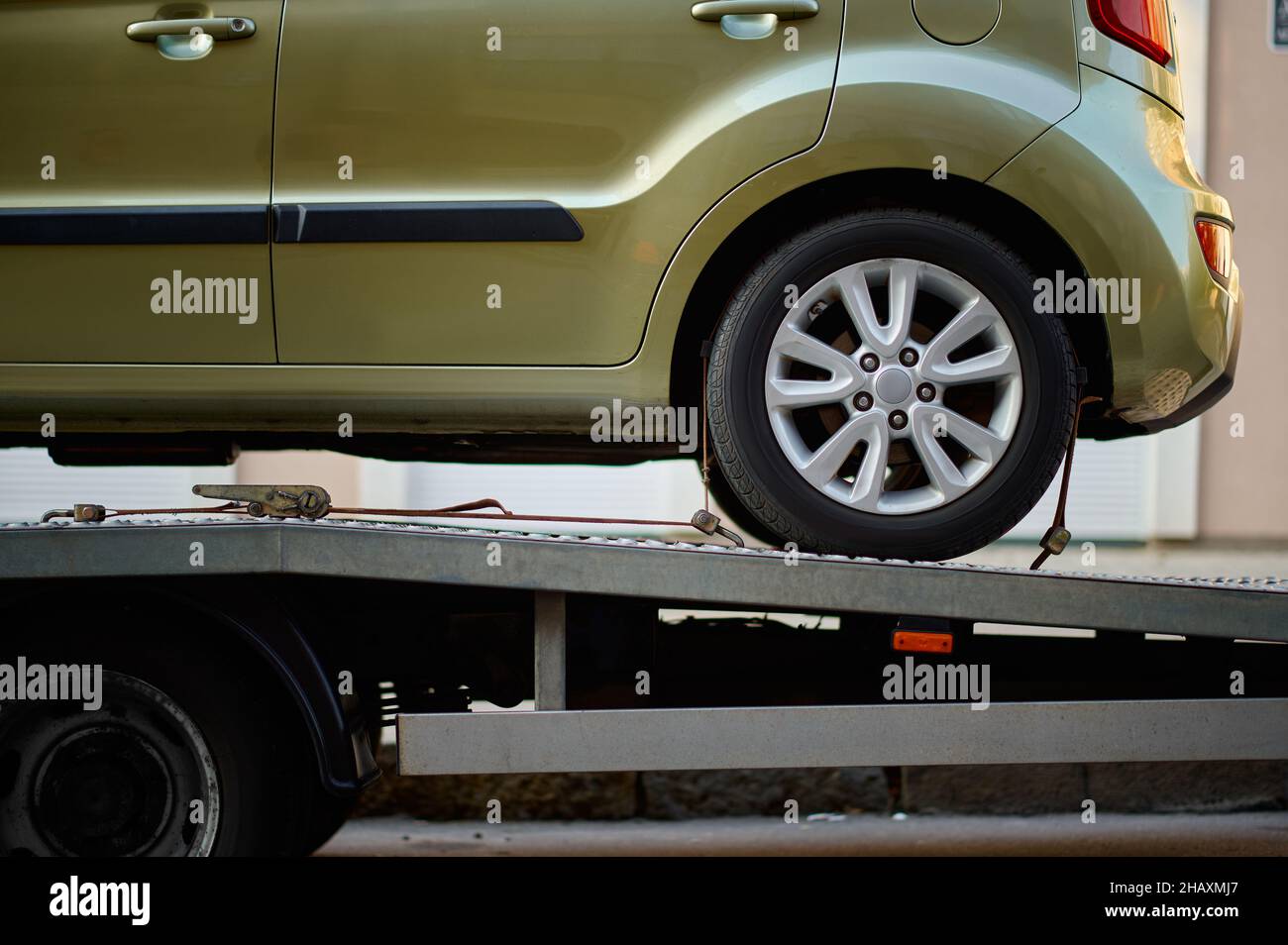 Nahauffahrwagen auf Abschleppwagen fixiert Stockfoto