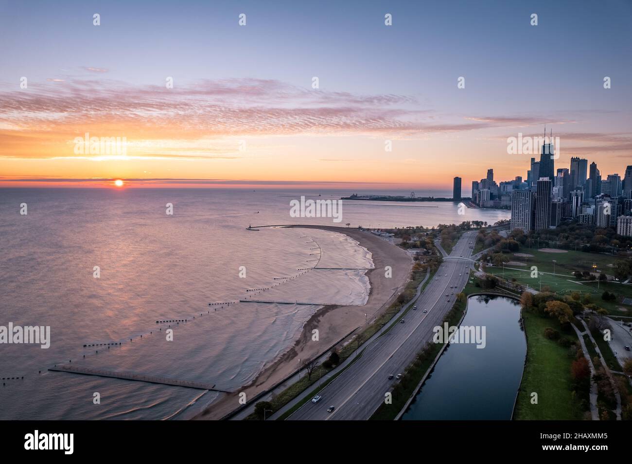 Luftaufnahme von Stadtbild und Lake Michigan bei Sonnenuntergang, Chicago, Illinois, USA Stockfoto