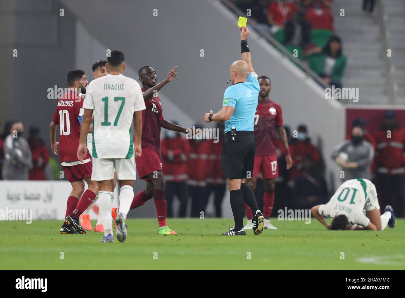 Doha, Katar. 15th Dez 2021. Der katarische Almoez Ali (C) erhält eine gelbe Karte während des FIFA Arab Cup-Halbfinalsspiels zwischen Katar und Algerien im Abdullah bin Khalifa-Stadion. Quelle: Mahmoud Hefnawy/dpa/Alamy Live News Stockfoto