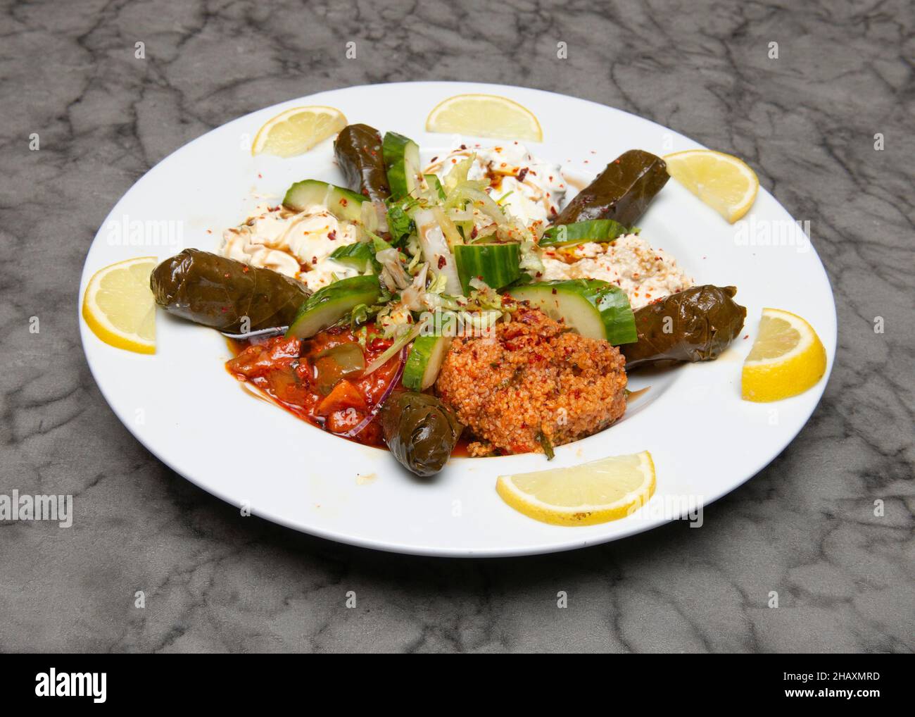 Kalte Mezze-Platte mit türkischem Essen Stockfoto