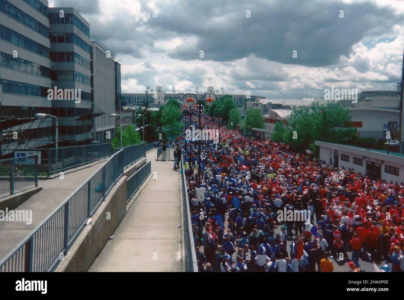Fans auf Wembley weit vor dem Championship Play-off-Finale 2000 zwischen Barnsley und Ipswich Town im Wembley Stadium, Großbritannien Stockfoto
