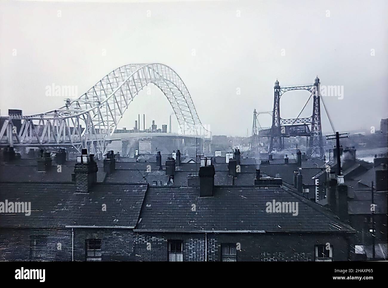 Die Silver Jubilee Bridge wird Ende 1950s in Runcorn, Kishire, Großbritannien, gebaut Stockfoto
