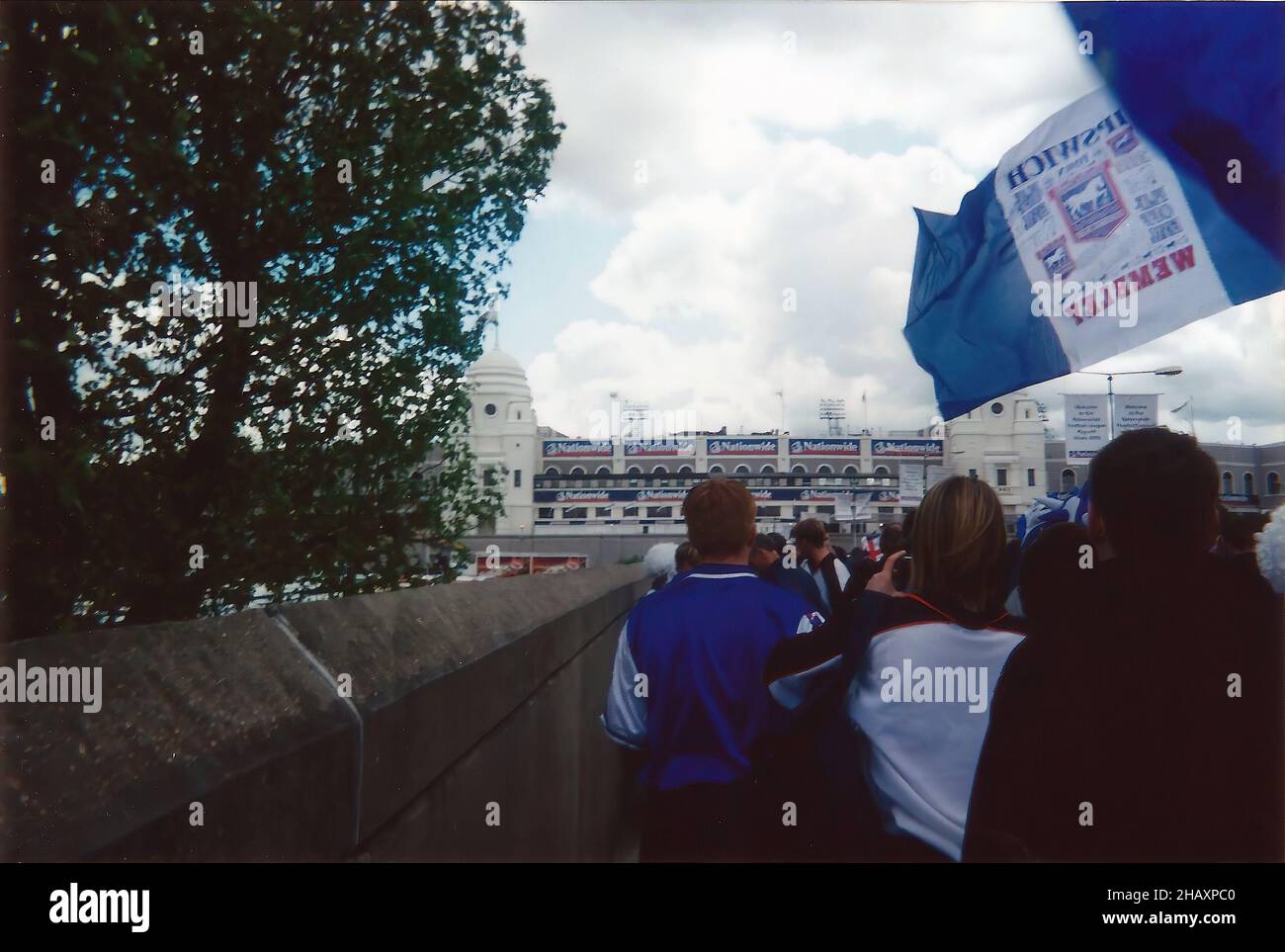 Fans auf Wembley weit vor dem Championship Play-off-Finale 2000 zwischen Barnsley und Ipswich Town im Wembley Stadium, Großbritannien Stockfoto