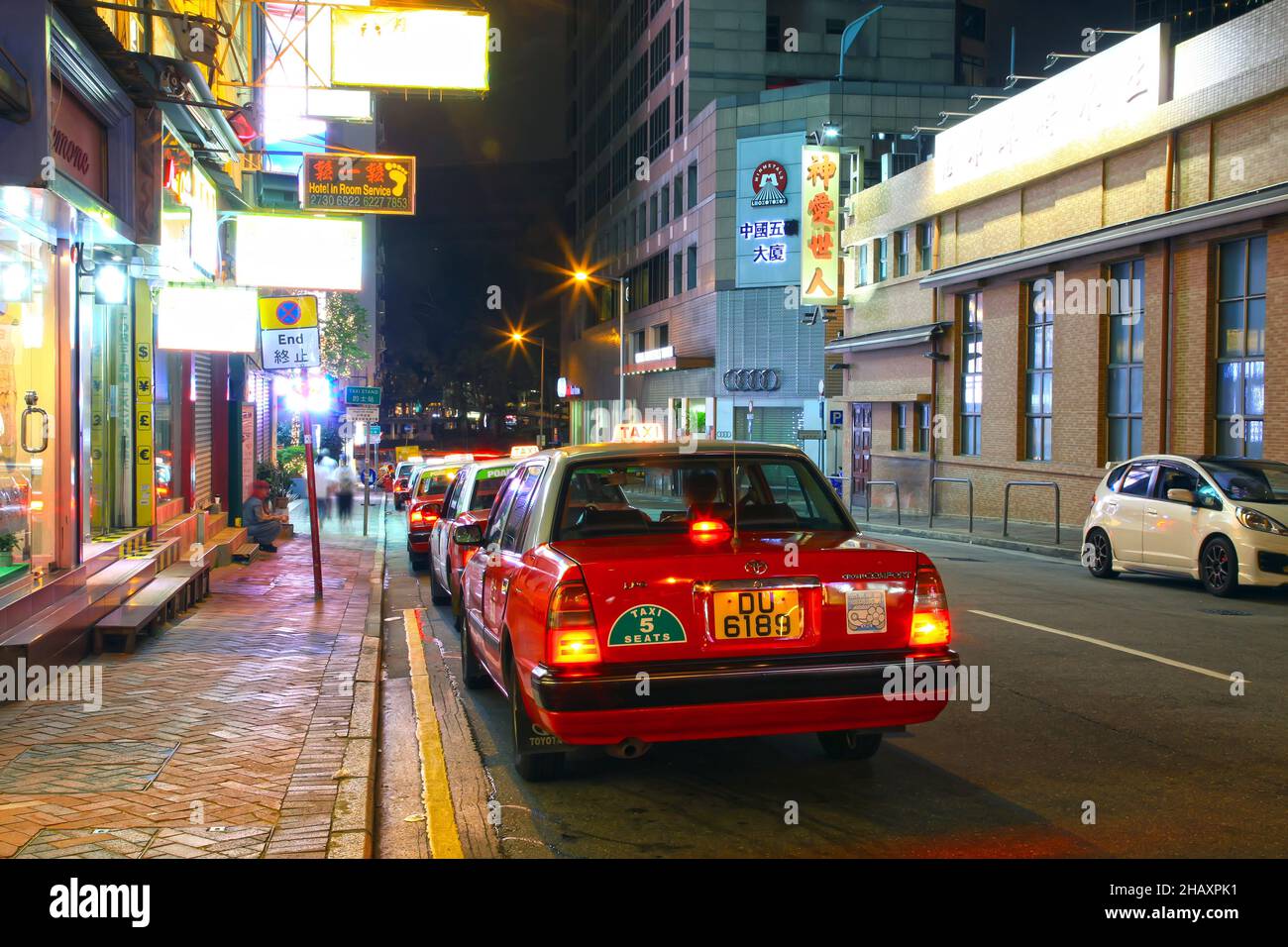 Nachts standen in Tsim Sha Tsui East in Kowloon, Hongkong, Taxis an Stockfoto