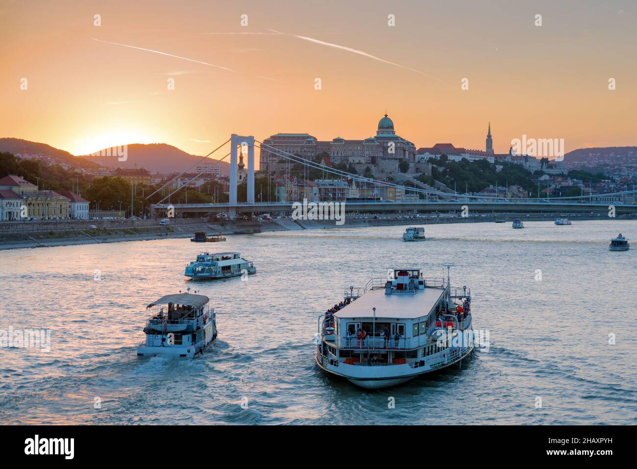 Sightseeing-Boote zum Königlichen Palast von Budapest, Sonnenuntergang Stockfoto