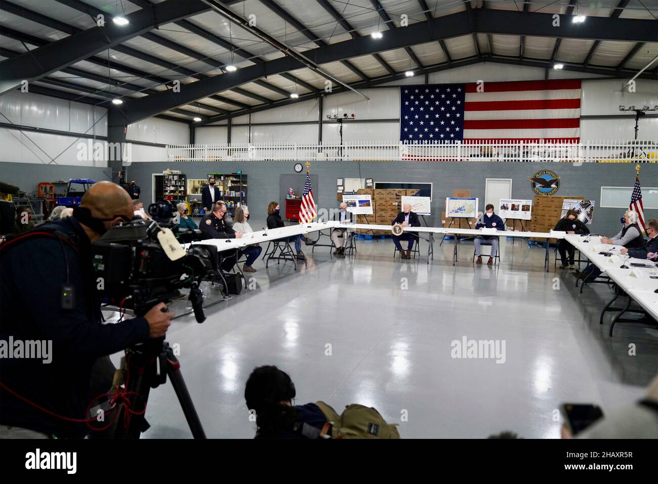 Mayfield, Vereinigte Staaten Von Amerika. 15th Dez 2021. Mayfield, Vereinigte Staaten von Amerika. 15. Dezember 2021. US-Präsident Joe Biden während einer Briefing über die jüngsten verheerenden Tornados auf dem Mayfield Graves County Airport am 15. Dezember 2021 in Mayfield, Kentucky. Von links nach rechts sitzen: Heimatschutzminister Alejandro Mayorkas, Präsident Joe Biden, der Gouverneur von Kentucky Andy Beshear und die FEMA-Administratorin Deanne Criswell. Quelle: Alexis Hall/FEMA/Alamy Live News Stockfoto