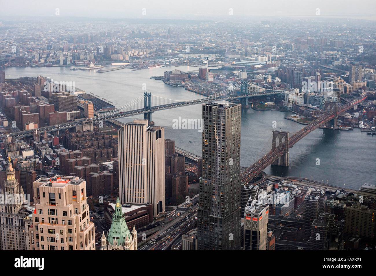 Blick in der Abenddämmerung auf Manhattan und Brooklyn von der Aussichtsplattform des One World Trade, Freedom Tower. New York, New York. Stockfoto