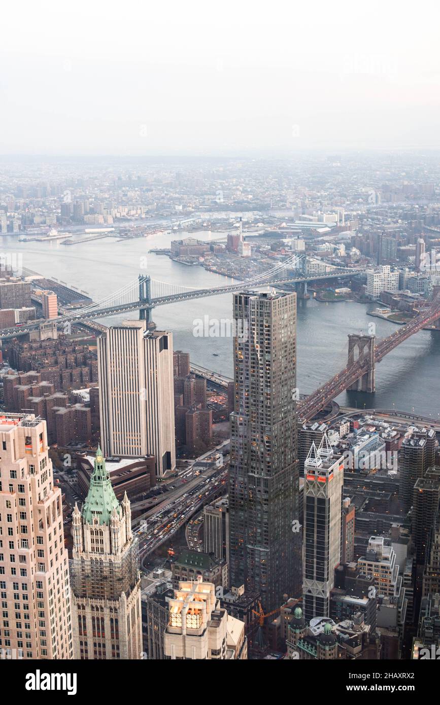 Blick in der Abenddämmerung auf Manhattan und Brooklyn von der Aussichtsplattform des One World Trade, Freedom Tower. New York, New York. Stockfoto