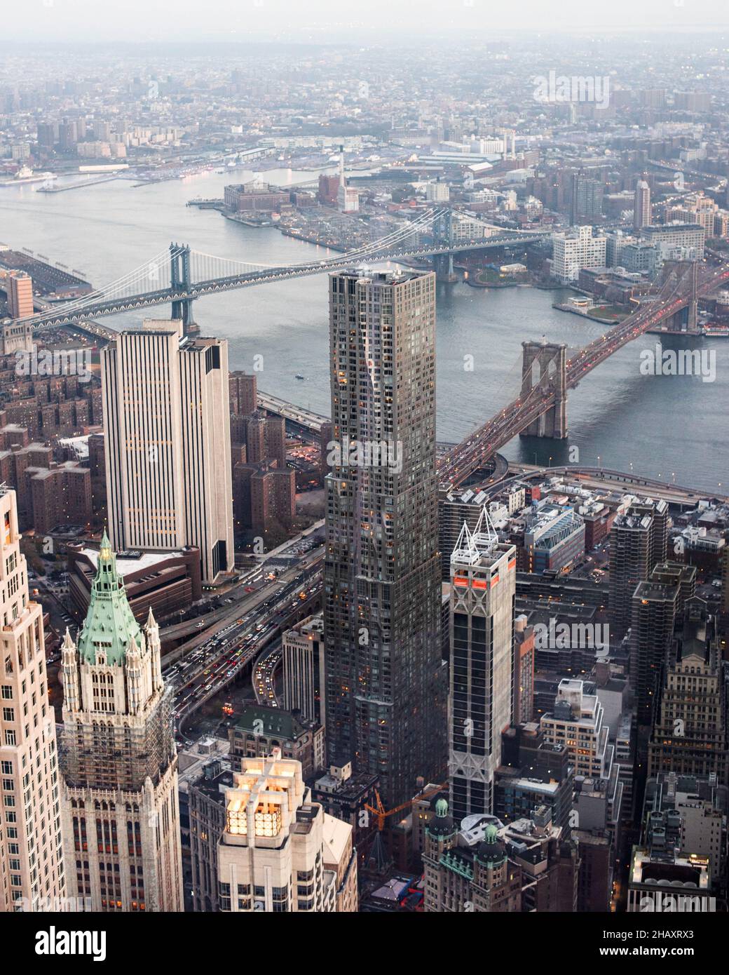 Blick in der Abenddämmerung auf Manhattan und Brooklyn von der Aussichtsplattform des One World Trade, Freedom Tower. New York, New York. Stockfoto