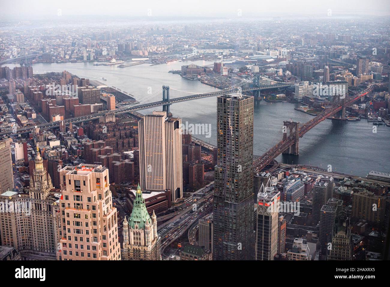 Blick in der Abenddämmerung auf Manhattan und Brooklyn von der Aussichtsplattform des One World Trade, Freedom Tower. New York, New York. Stockfoto