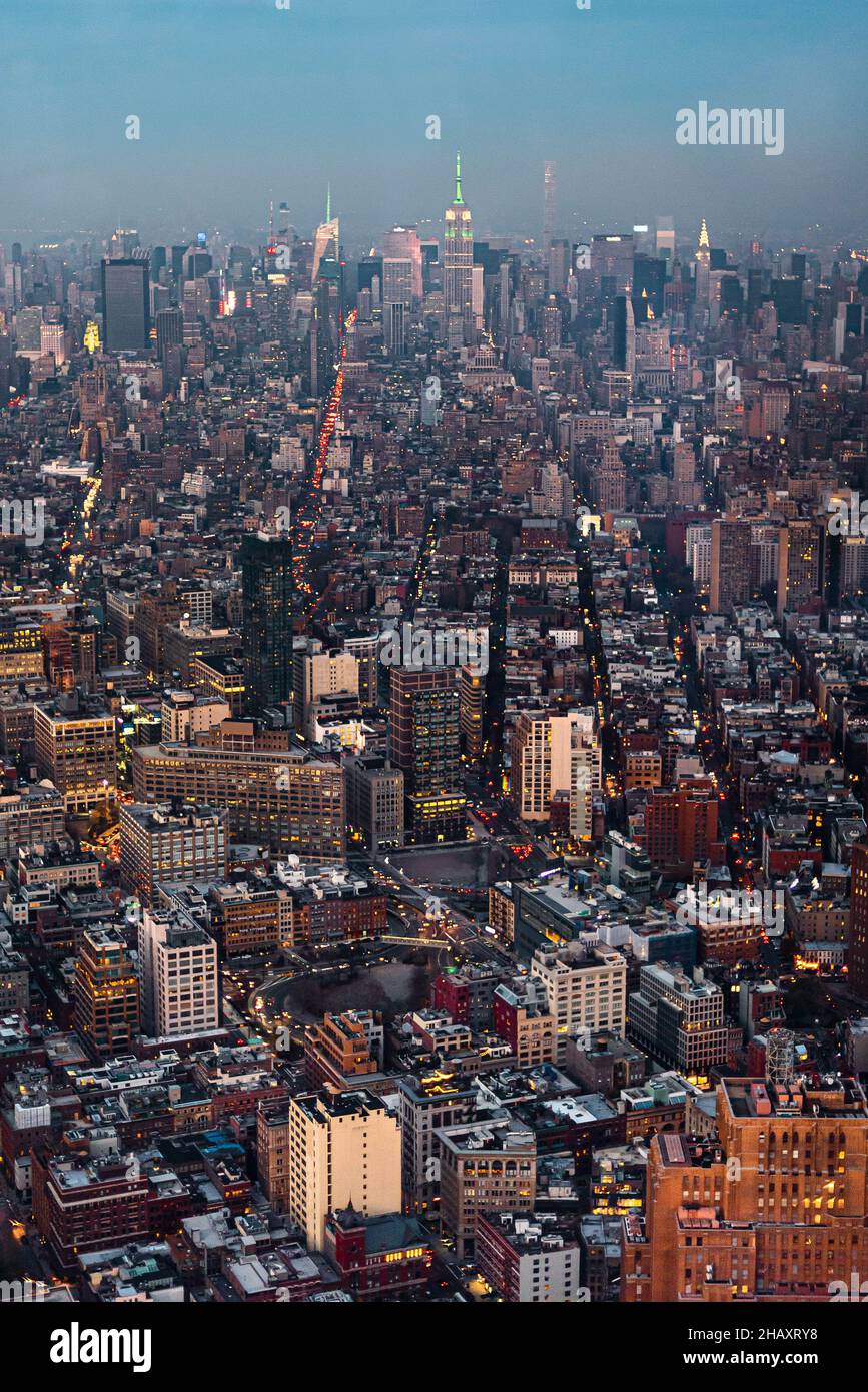 Blick in der Abenddämmerung auf Manhattan und Brooklyn von der Aussichtsplattform des One World Trade, Freedom Tower. New York, New York. Stockfoto
