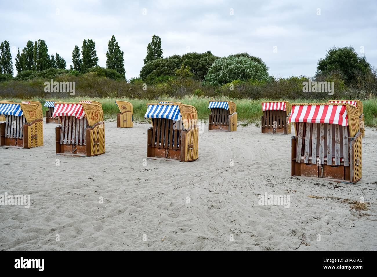 Strandliegen-Reihe auf der Insel Poel an der Ostsee, Deutschland Stockfoto
