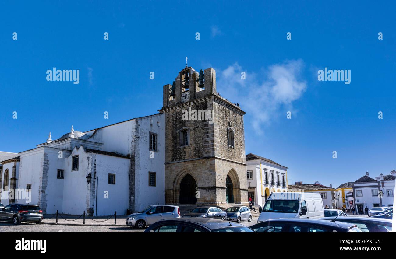 In der Altstadt von Faro, Portugal, befindet sich die Kathedrale von Faro alias Sé Catedral de Faro. Es wurde ursprünglich im 13th. Jahrhundert erbaut. Stockfoto