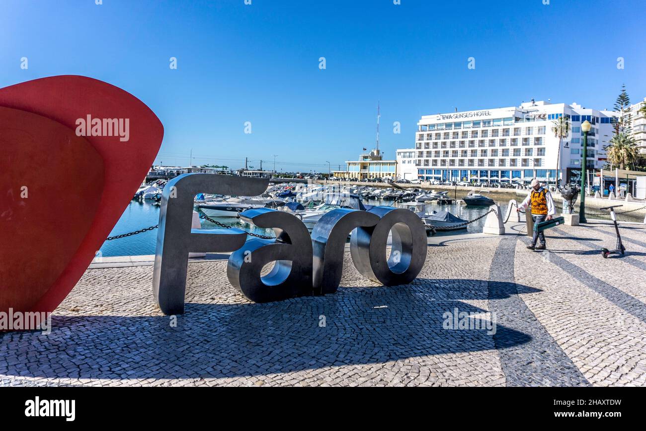 Das Faro-Zeichen im Hafen von Faro, Portugal Stockfoto