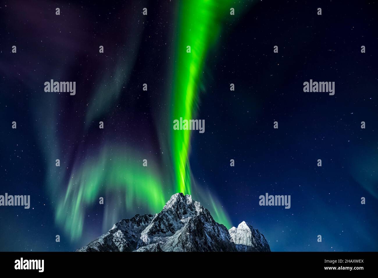 Nordlichter über dem Gipfel des Stornappstinden, Flakstad, Lofoten, Nordland, Norwegen Stockfoto