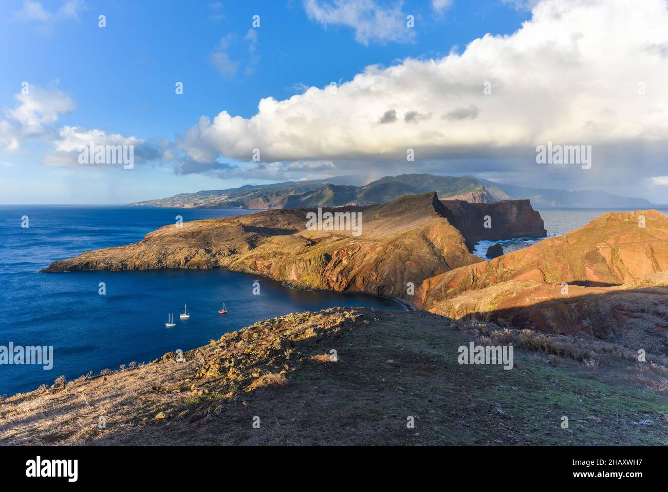 Morgen auf der Halbinsel Sao Laurenco, Madeira, Sonnenschein und Sturmwolken Stockfoto