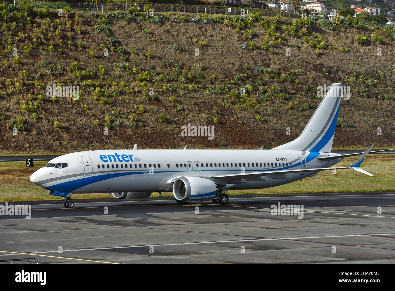 STEIGEN SIE IN das Flugzeug ein, um sich für den Start am Flughafen Funchal, Madeira, vorzubereiten Stockfoto
