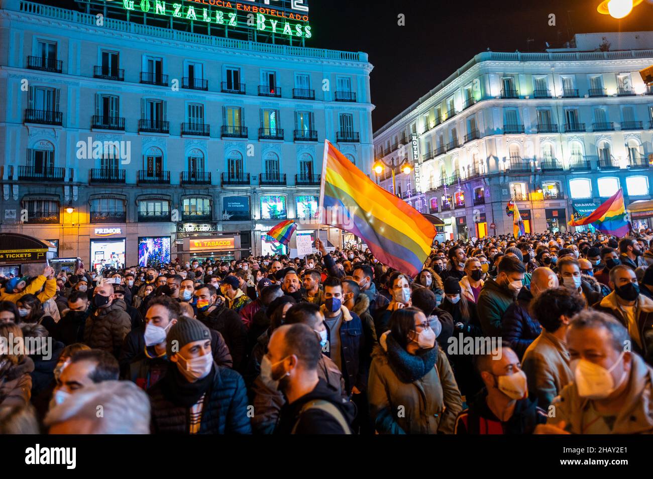 Madrid, Spanien. 15th Dez 2021. An der Puerta del Sol versammeln sich Menschen während eines Protestes zur Verteidigung der Rechte des LGTBI-Kollektivs. Der Protest wurde organisiert, als bekannt wurde, dass der Vorschlag für das Gleichstellungsgesetz der rechtsextremen Partei VOX in einer ihrer Sektionen die Aufhebung der beiden Gesetze beinhaltete, die dieses Kollektiv bereits schützen und die am 16. Dezember auf der Madrider Versammlung abgestimmt werden. Quelle: Marcos del Mazo/Alamy Live News Stockfoto