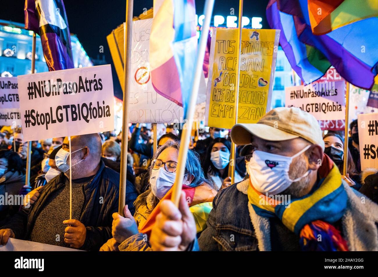 Madrid, Spanien. 15th Dez 2021. Bei einem Protest zur Verteidigung der Rechte des Kollektivs LGTBI versammeln sich Menschen mit Plakaten und Fahnen an der Puerta del Sol. Der Protest wurde organisiert, als bekannt wurde, dass der Vorschlag für das Gleichstellungsgesetz der rechtsextremen Partei VOX in einer ihrer Sektionen die Aufhebung der beiden Gesetze beinhaltete, die dieses Kollektiv bereits schützen und die am 16. Dezember auf der Madrider Versammlung abgestimmt werden. Quelle: Marcos del Mazo/Alamy Live News Stockfoto