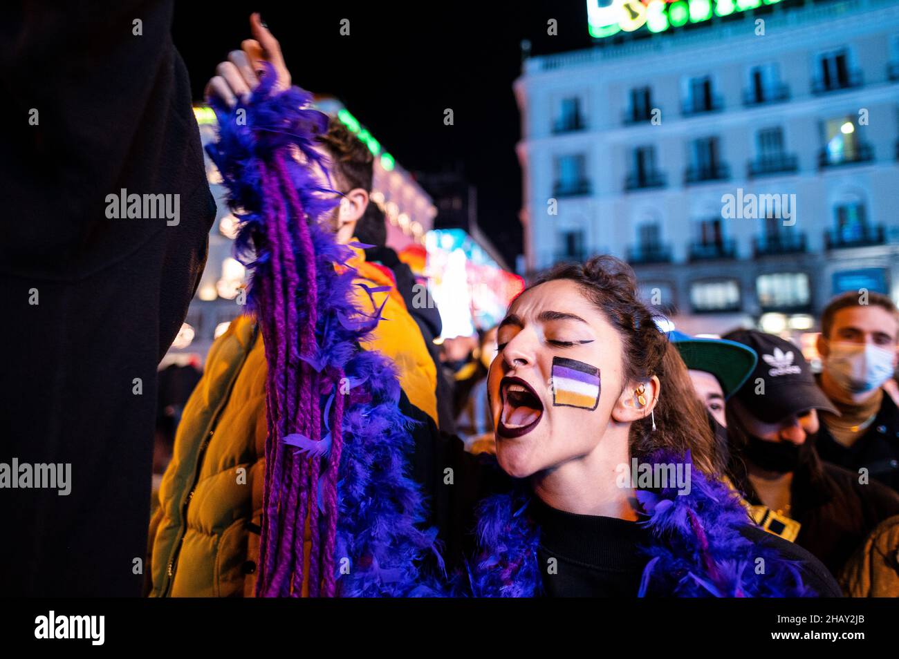 Madrid, Spanien. 15th Dez 2021. Eine Protesterin mit ihrem gemalten Geschrei, als sich Menschen während eines Protestes zur Verteidigung der Rechte des LGTBI-Kollektivs an der Puerta del Sol versammelten. Der Protest wurde organisiert, als bekannt wurde, dass der Vorschlag für das Gleichstellungsgesetz der rechtsextremen Partei VOX in einer ihrer Sektionen die Aufhebung der beiden Gesetze beinhaltete, die dieses Kollektiv bereits schützen und die am 16. Dezember auf der Madrider Versammlung abgestimmt werden. Quelle: Marcos del Mazo/Alamy Live News Stockfoto