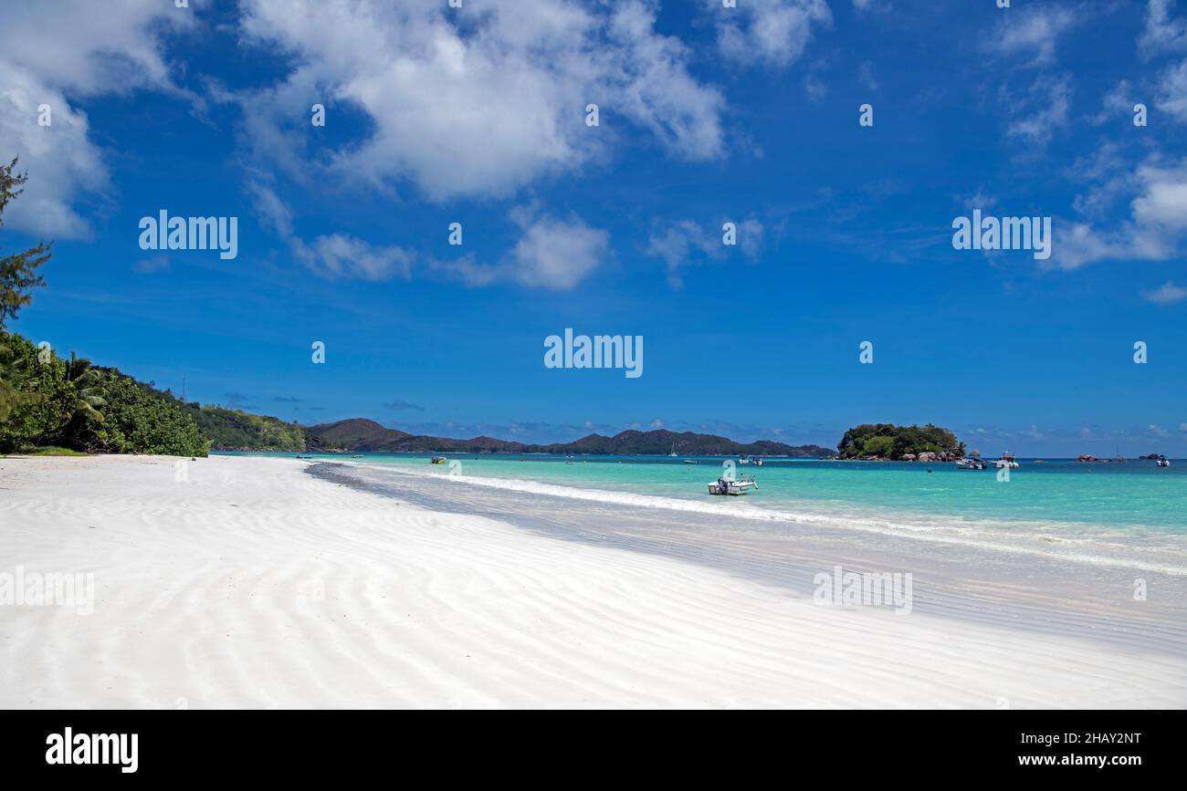 Panoramablick auf die perfekte unberührte Cote D'Or Beach Anse Volbert Praslin Seychellen Stockfoto
